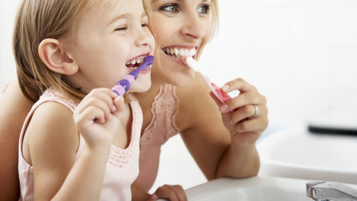 Lavarsi i denti con lo spazzolino. In che modo, per una pulizia efficace?